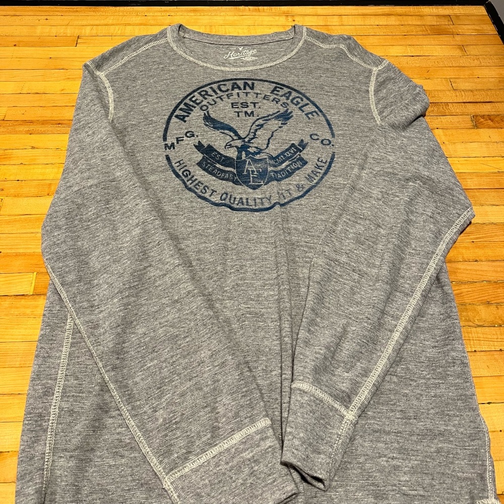 Mens size large thermal long sleeve shirt. American Eagle